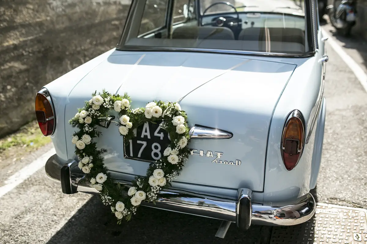 Vintage car for traditional wedding day.